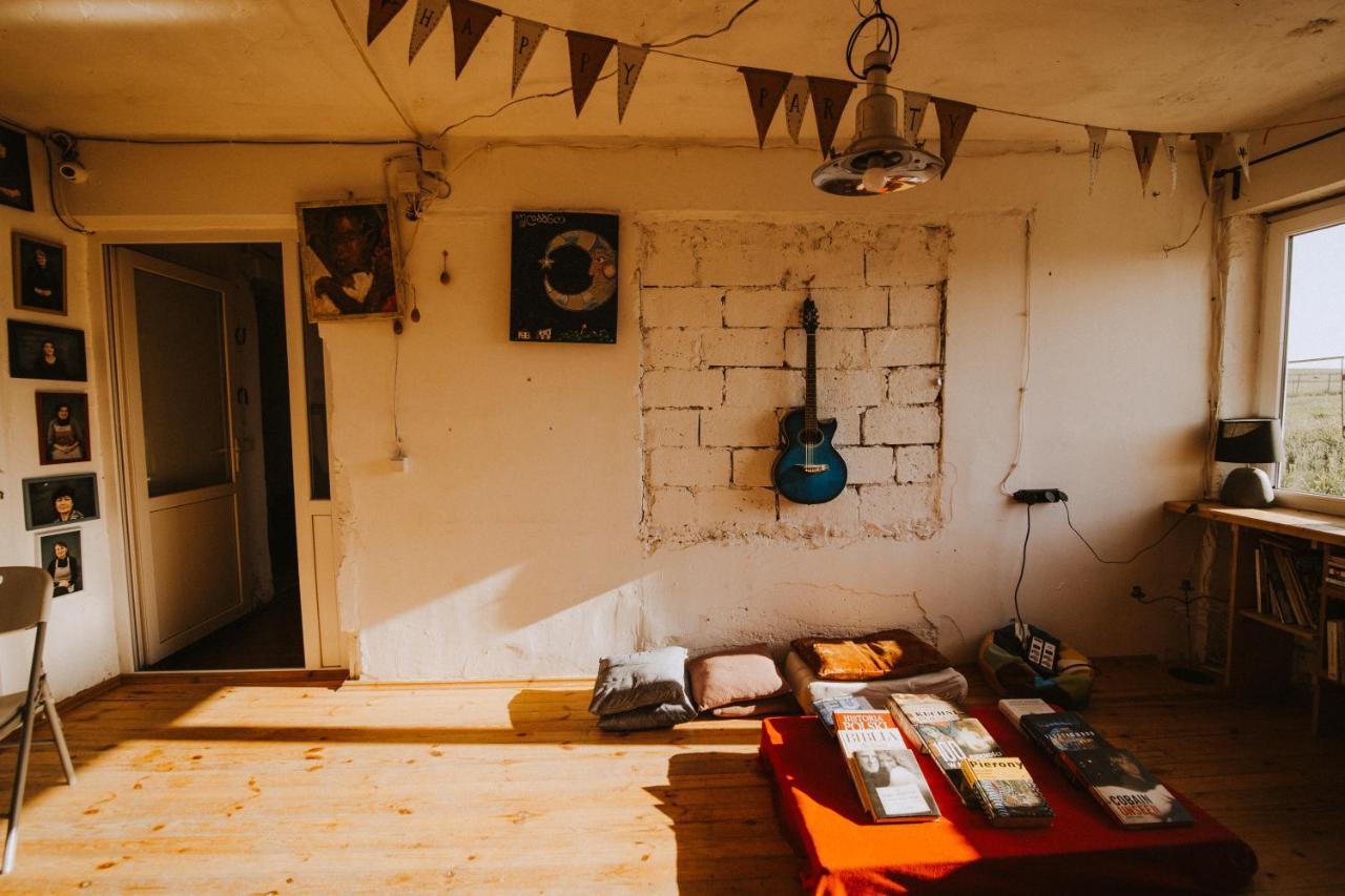 Udabno Hostel Luaran gambar